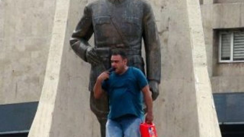 Adana'da Atatürk anıtı önünde intihar girişimi