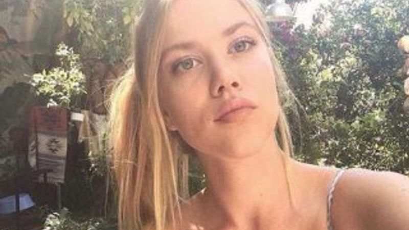 Serel Yereli'den üstsüz poz