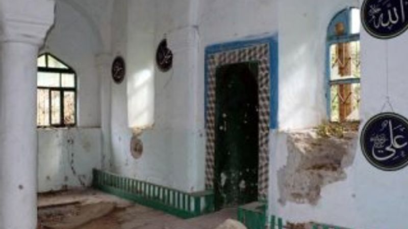 Kaçak defineciler tarihi camiyi kullanılamaz hale getirdi