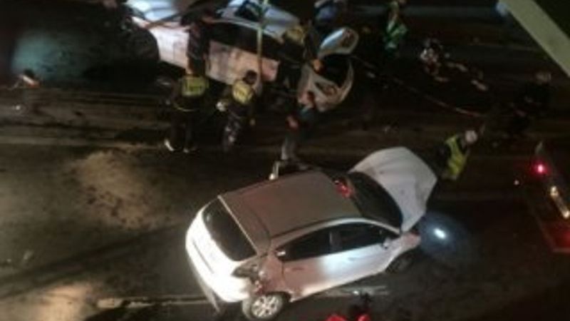 Metrobüs yoluna araç girdi