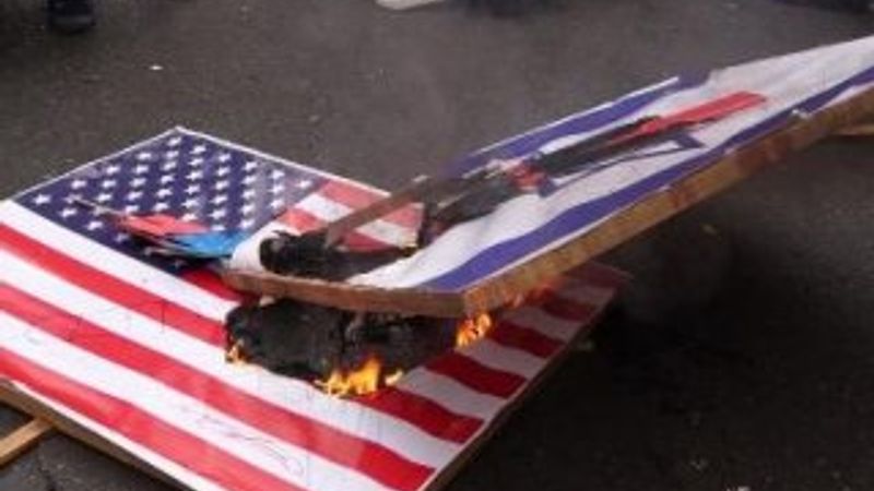 İran'da ABD bayrağı yakıldı