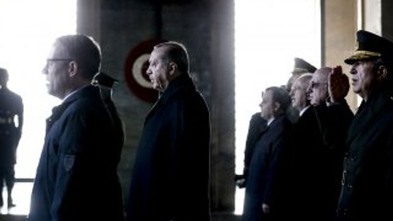 Anıtkabir'de Atatürk'e saygı duruşu