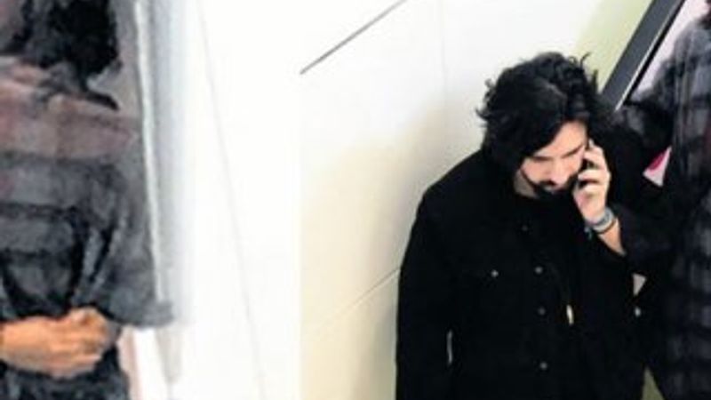 Tuba Büyüküstün yürüyen merdivende aşka geldi