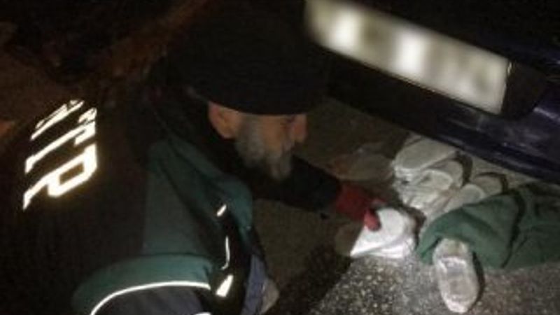 Otomobildeki uyuşturucu zulaları, polisi bile şaşırttı