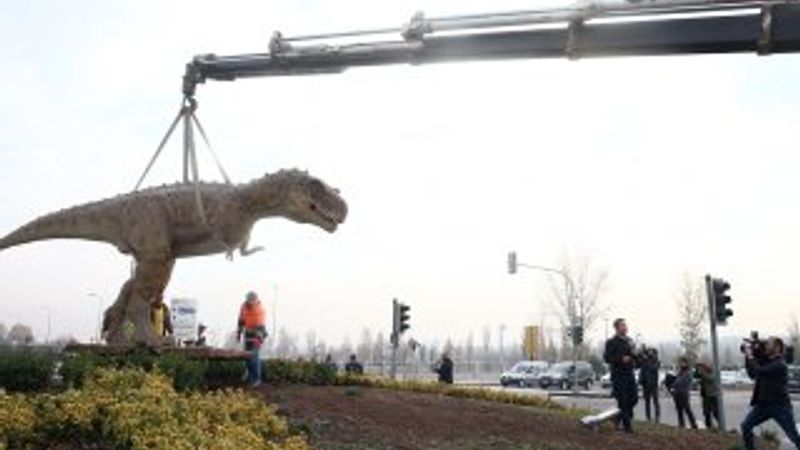 Ankara'da dinozor heykeli kaldırıldı