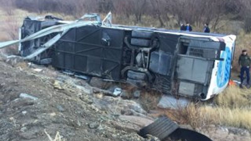 Erzurum-Erzincan Karayolu'nda otobüs devrildi