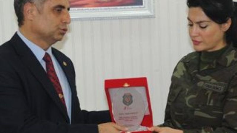 Tuğba Ekinci'ye Şehit ailelerinden plaket