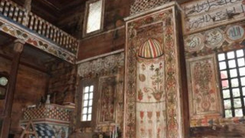 Mihrabında bal olan 4 asırlık cami