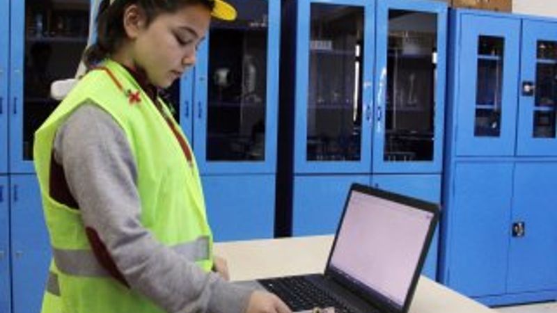 10 yaşındaki Öyküm işçiler için akıllı baret tasarladı