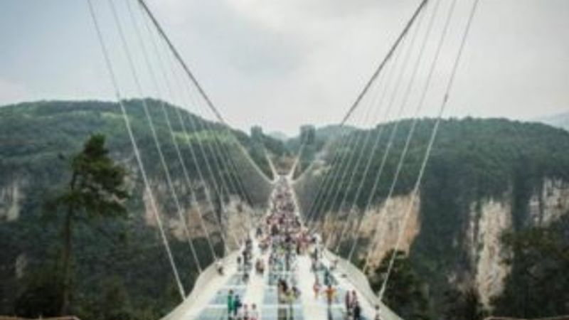 Çin'de dünyanın en uzun cam köprüsü ziyaretçiye açıldı