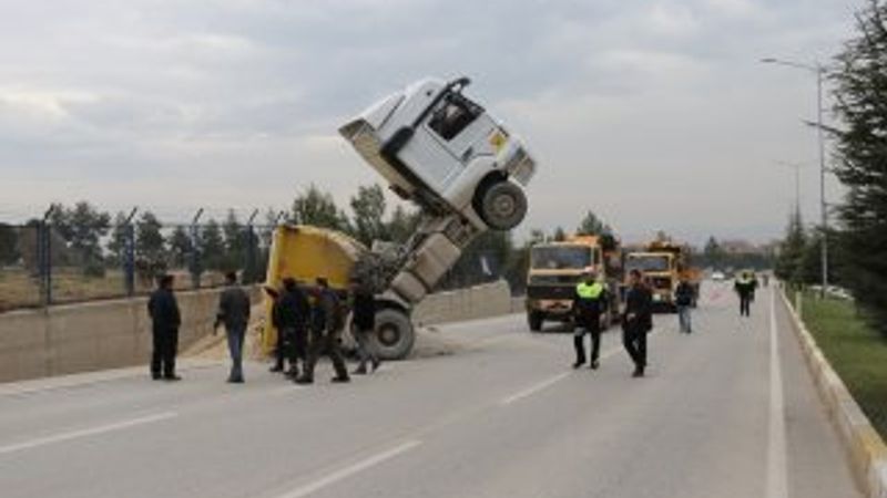 Denizli'de tır su kanalına devrildi