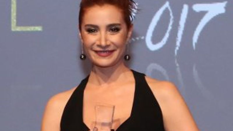 Sıla saçlarını boyattı