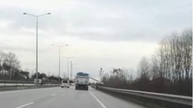 Dorse kapağı açık kamyon bisikletliye çarptı