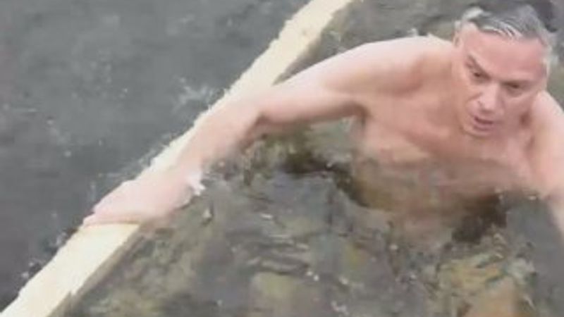 ABD'li büyükelçi buz gibi suya girdi