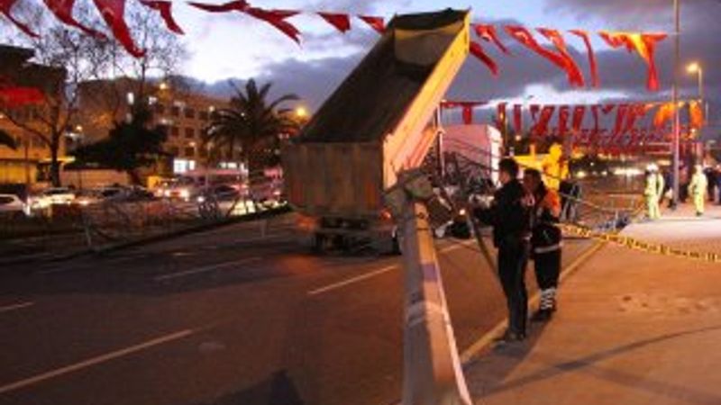 Damperi açılan kamyon direği devirdi