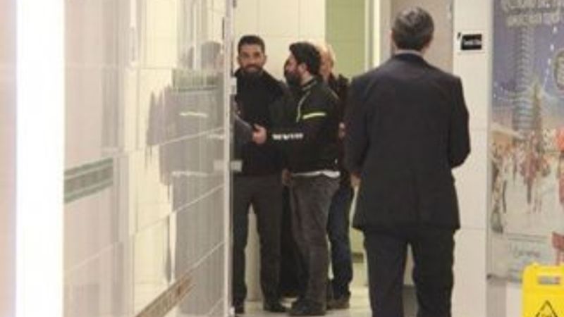 AVM tuvaletinde Arda Turan kuyruğu