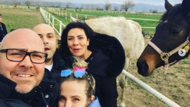 Işın Karaca atlarını ziyaret etti