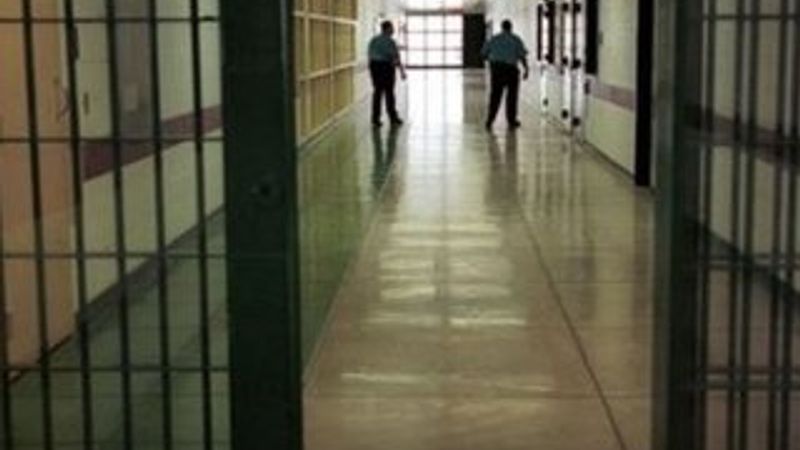 Cezaevine konulduktan 15 dakika sonra kaçtı