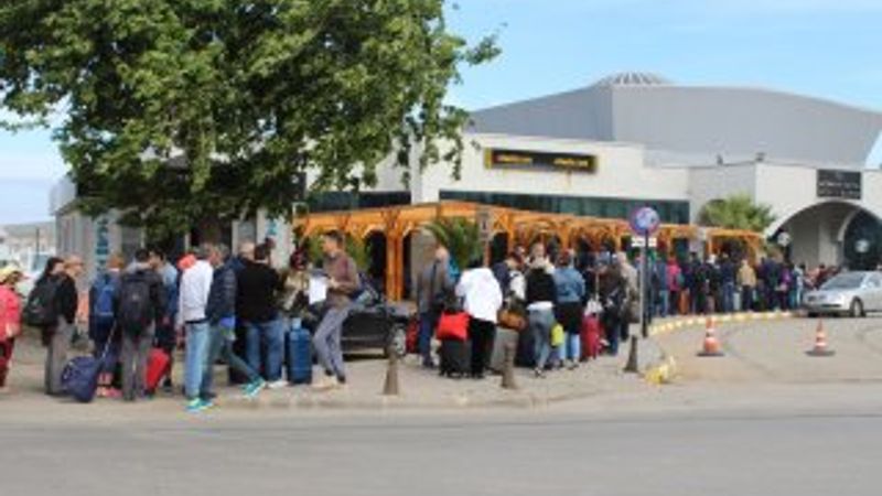 İzmir'den Yunanistan'a geçişlerde rekor kırıldı