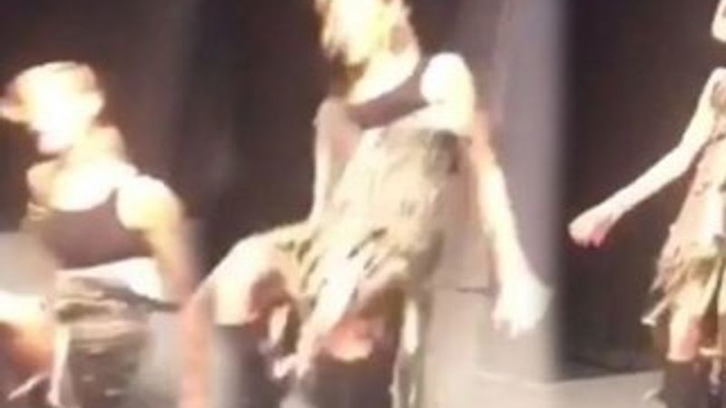 Çağla Şıkel yine düştü