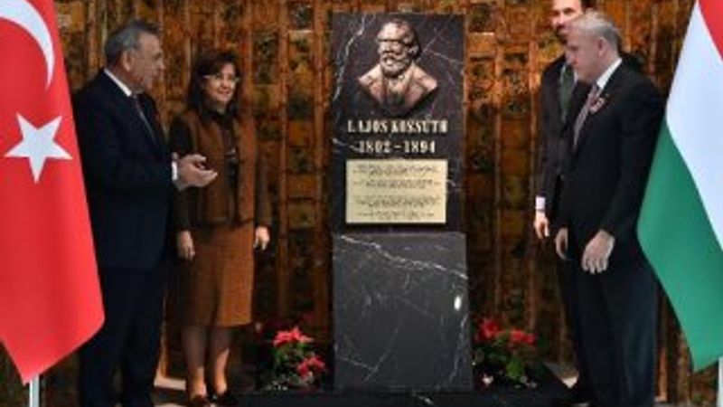 İzmir'de Macar liderin büstü açıldı