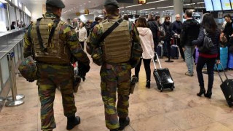 Brüksel saldırılarının yıl dönümünde asker sokakta