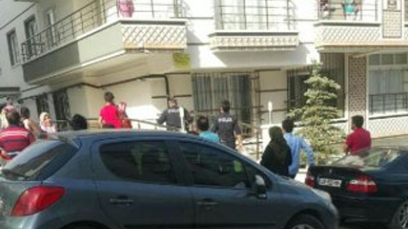 Annesini bıçaklayıp, 6 aylık bebeğini balkondan attı