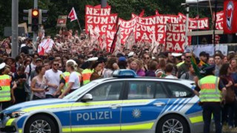 Almanya'da polis karşıtı gösteri