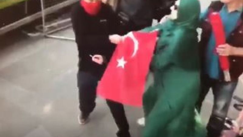 Türk bayrağını PKK'lılara vermeyen kadın