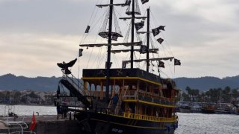 Tur teknesinin dümeni kilitlendi; faciadan su altından müdahaleyle dönüldü