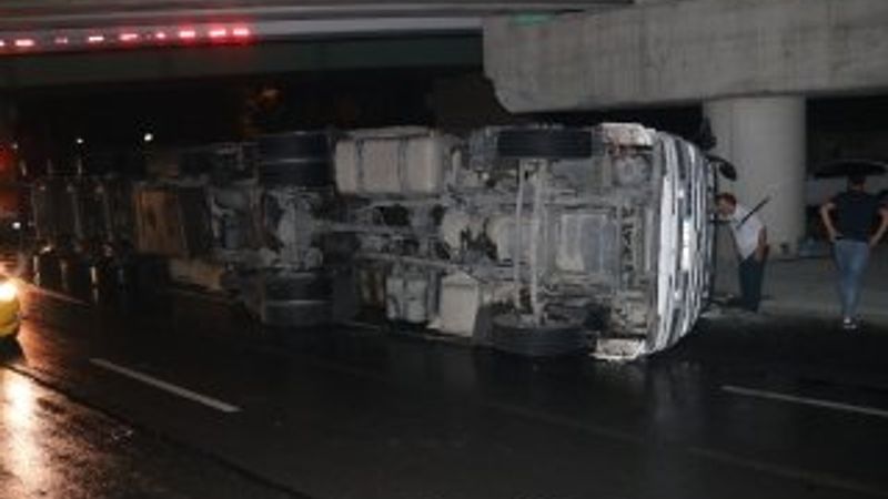 İstabul'da üst geçide çarpan tır yola devrildi: 2 yaralı