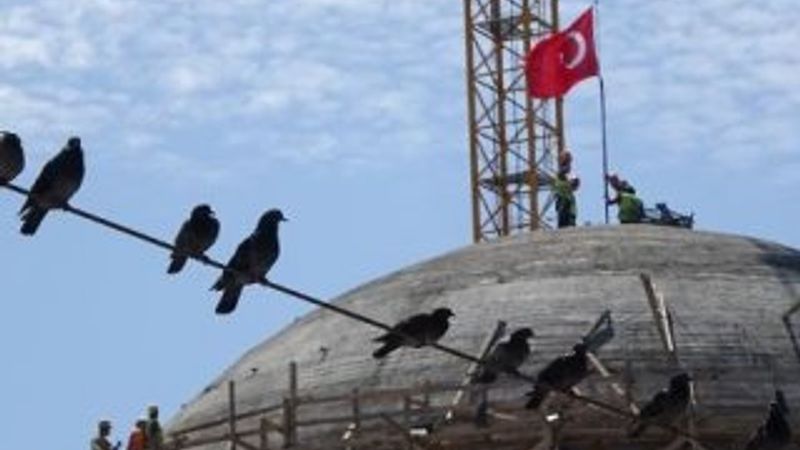 Taksim Camii'ne Türk bayrağı dikildi