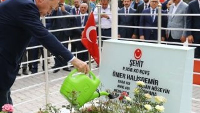 Erdoğan'dan Ömer Halisdemir'in kabrine ziyaret