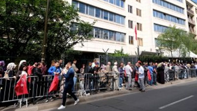 Fransa'da seçmenler sandık başında kuyruk oluştu