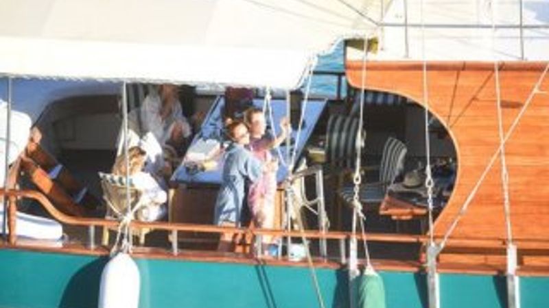 Burçin Terzioğlu arkadaşlarıyla tatilde