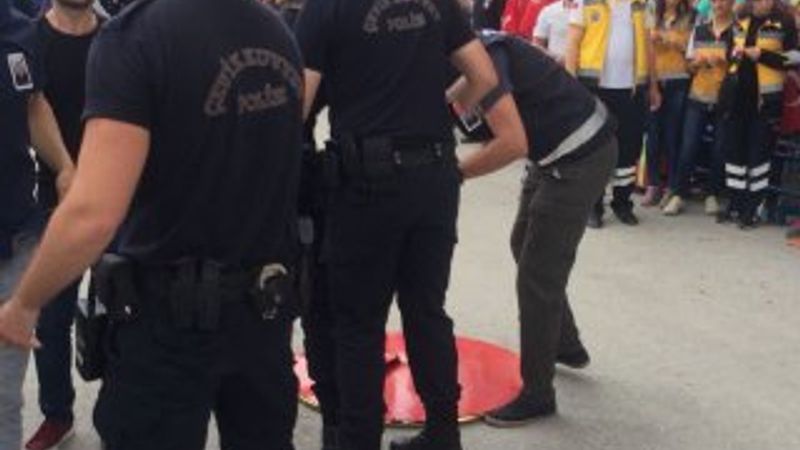 Şehit cenazesine getirilen CHP çelengi parçalandı