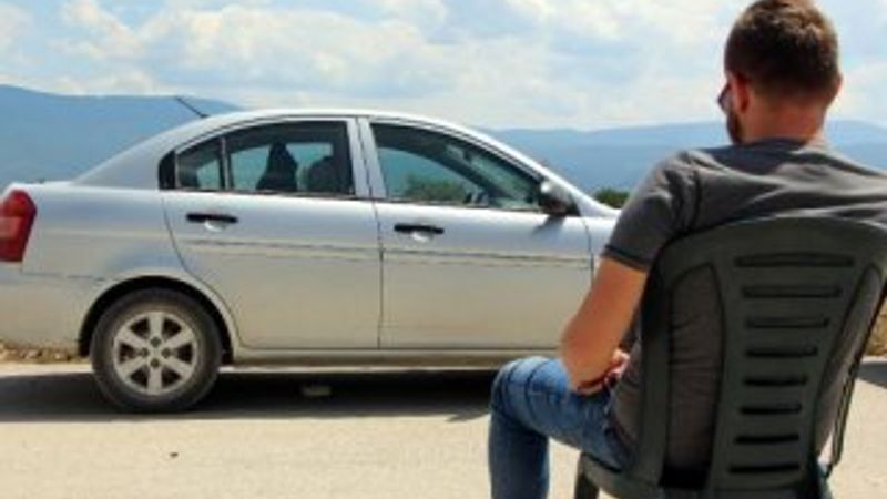 Otomobildeki yılanı çıkarmak için süt koyup beklediler