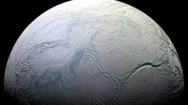 Enceladus'ta yaşam ihtimali bulundu
