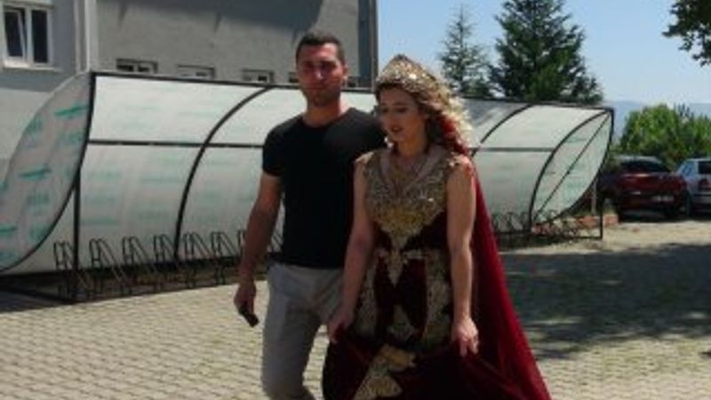 Sınava kına kaftanıyla geldi