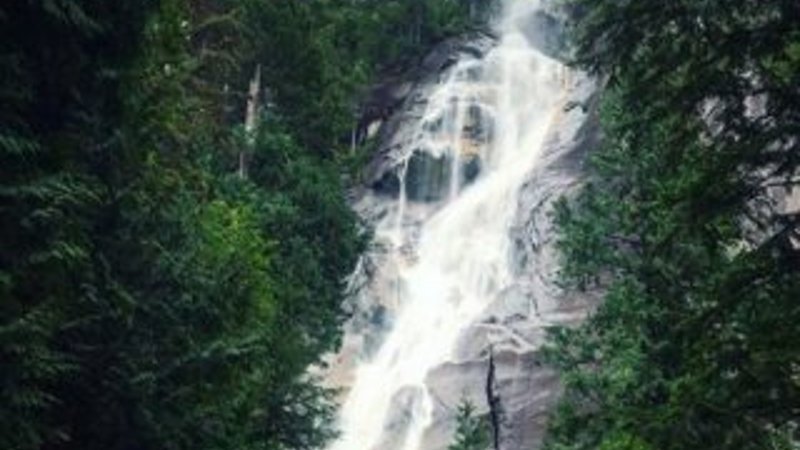 Şelaleden düşen YouTuber'lar hayatını kaybetti