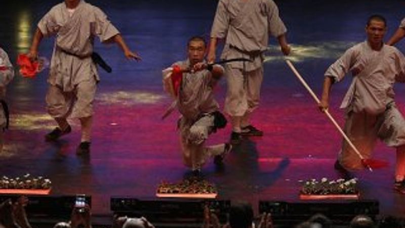 Shaolin Rahipleri gösterilerle kungfuyu tanıtıyor