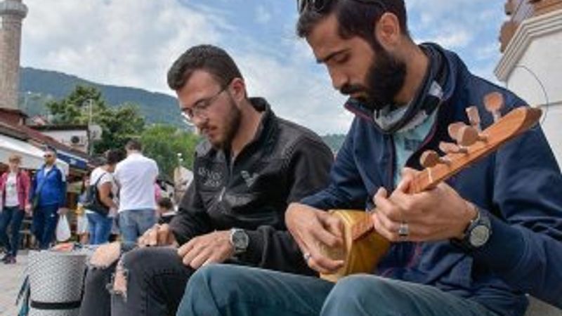 Bağlamayla Türk kültürünü tanıtıyorlar