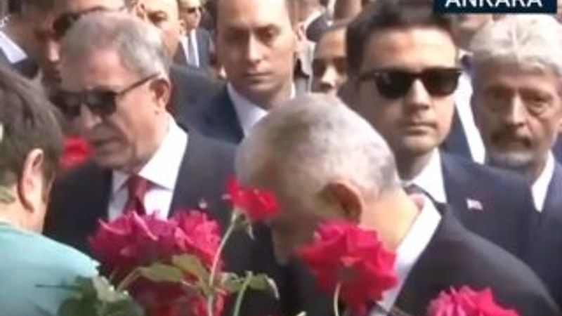 TBMM Başkanı Yıldırım Karşıyaka Şehitliği'ne gitti