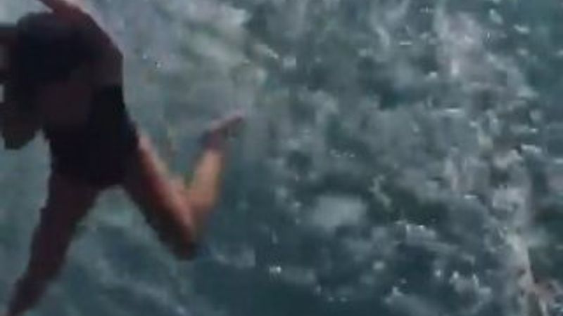 Yağmur Ünal helikopterden denize atladı