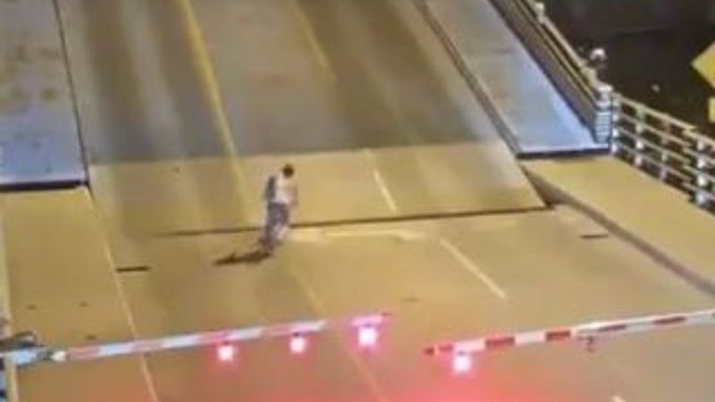 Bisikletiyle açılır kapanır köprüde sıkışan kadın