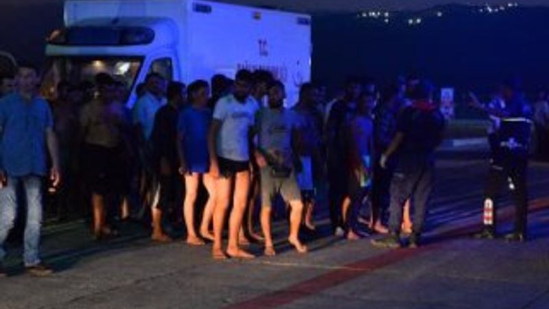 Batan tekneden kurtarılan göçmenler Mersin'de
