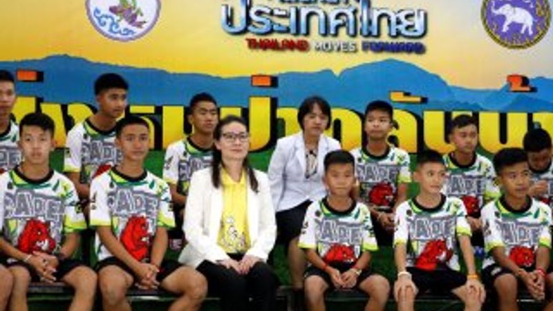 Taylandlı çocuklar ilk kez kameralar karşısında