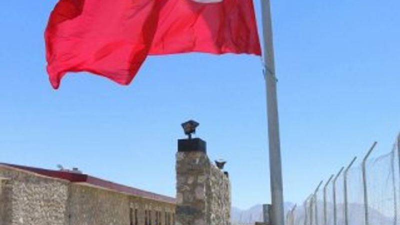 Hakkari'de karakola dev Türk bayrağı