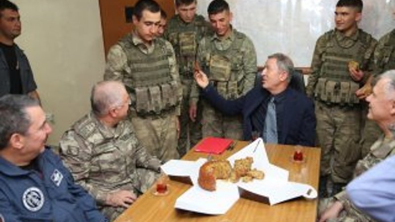 Hulusi Akar ile kuvvet komutanlarının kek ziyafeti