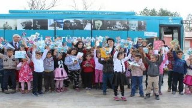 Gezici Kütüphane çocuklar İçin köy yollarında